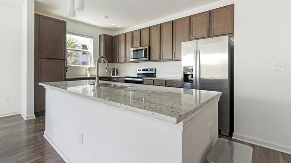 Réfrigérateur, table de salle à manger