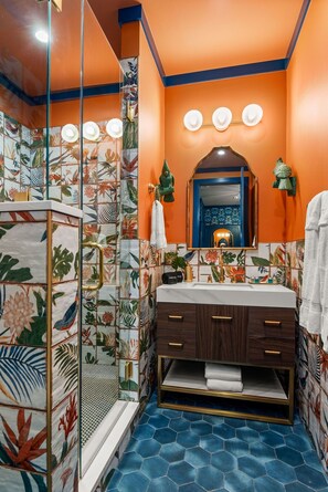 Shower, hair dryer, towels - The Velvet Songbird | Downtown Luxe | Sleeps 24 (Nashville)