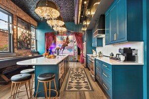 Réfrigérateur, micro-ondes, four, plaque de cuisson