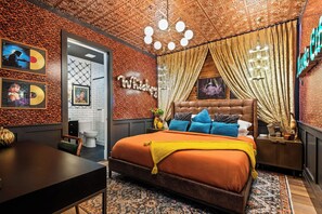 Escritorio, tabla de planchar con plancha, wifi gratis y ropa de cama