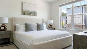 2 soverom, skrivebord, strykejern/-brett og wi-fi