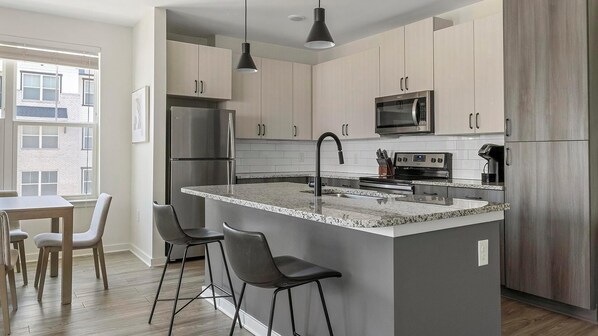 Refrigerador y comedor 