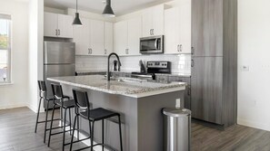 Réfrigérateur, tables à manger