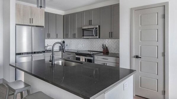 Refrigerador y comedor 