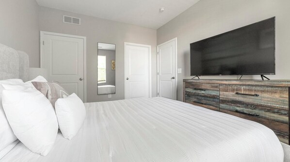 1 habitación, escritorio, tabla de planchar con plancha y wifi 