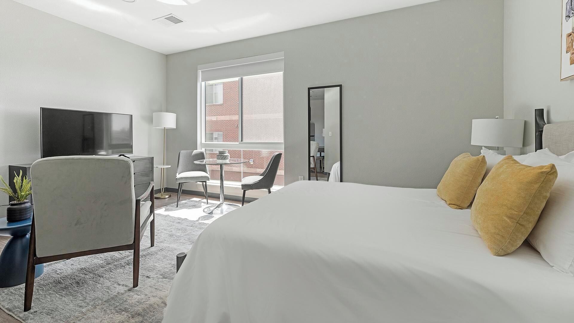 Bureau, fer et planche à repasser, Wi-Fi, draps fournis