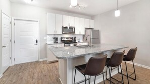 Réfrigérateur, tables à manger