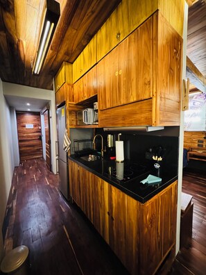 Een koelkast, een microgolfoven, een kookplaat