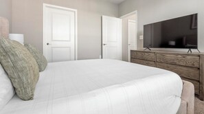 1 dormitorio, escritorio, tabla de planchar con plancha y wifi