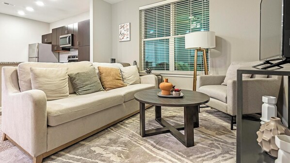 Smart TV - Landing | Beautiful 1BD, Pool, Gym (Chesterfield)