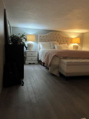 1 dormitorio, tabla de planchar con plancha, wifi y ropa de cama