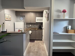 Micro-ondes, cafetière/bouilloire, grille-pain