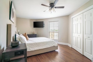 2 bedrooms, desk, iron/ironing board, WiFi