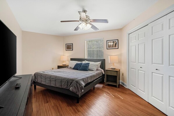 2 bedrooms, desk, iron/ironing board, WiFi