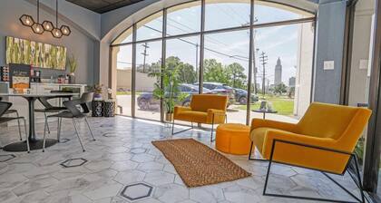 Landing | Stunning 2BD, Gym, Pool