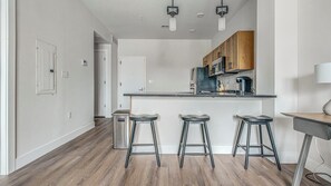 冷蔵庫、ダイニングテーブル