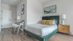 Desk, iron/ironing board, WiFi, bed sheets