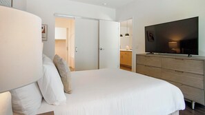 2 bedrooms, desk, iron/ironing board, WiFi