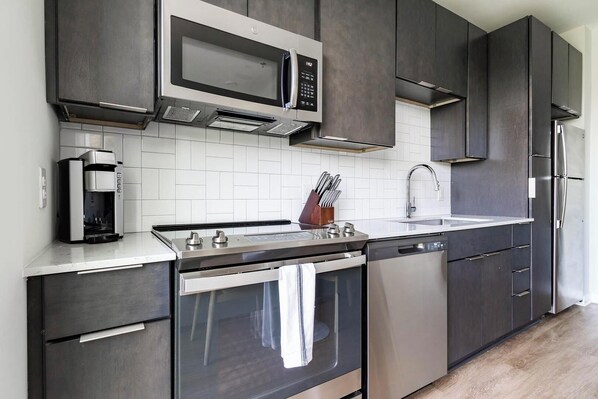 Réfrigérateur, table de salle à manger