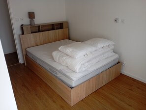 2 عدّة غرف نوم ومكواة/لوح كي وواي فاي وملاءات أسرّة