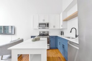 Réfrigérateur, tables à manger