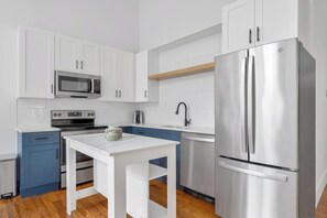 Geladeira, mesas de jantar