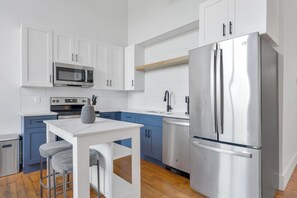 Réfrigérateur, tables à manger