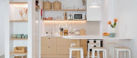 ثلاجة، ميكروويف، فرن، موقد طهي مسطح