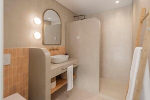 A bathroom with a sink, mirror, and shower. - In Funchal city centre - AL'gria II (Funchal)