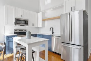 Réfrigérateur, tables à manger