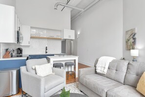 Smart TV - Landing at The American Spinning Mill - 1 Bedro... (Greenville)