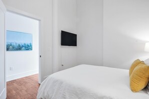 1 bedroom, desk, iron/ironing board, WiFi