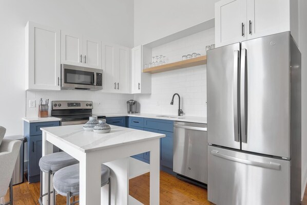 Fridge, dining tables - Landing at The American Spinning Mill - 1 Bedro... (Greenville)