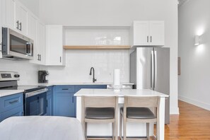 Réfrigérateur, tables à manger