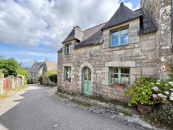 Exterior - A setting of stone and history (Locronan)