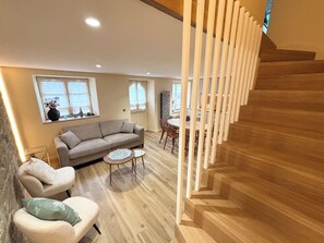 Smart TV - A setting of stone and history (Locronan)