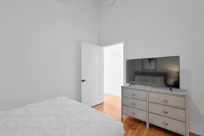 2 bedrooms, desk, iron/ironing board, WiFi