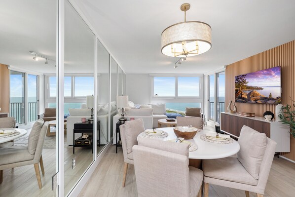 Smart TV - Beautiful updated 2/2 Condo, Ocean views, balcony, tennis/pickle ball, gym &more (Fort Pierce)