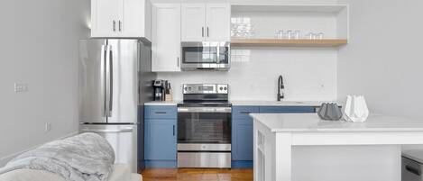 Réfrigérateur, tables à manger