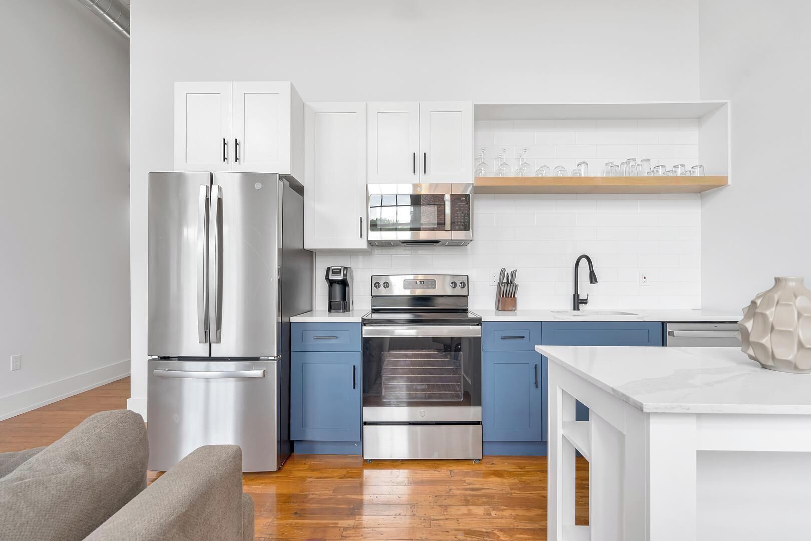 Refrigerador, mesa de comedor