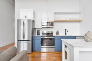 Frigorífico y mesa de comedor