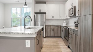 Réfrigérateur, tables à manger