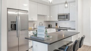 Réfrigérateur, tables à manger