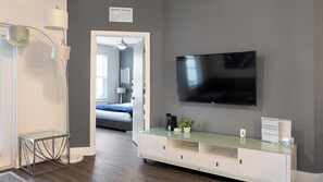 2 室のベッドルーム、デスク、アイロン / アイロン台、WiFi