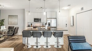 Réfrigérateur, tables à manger