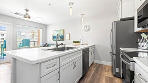 Frigorífico, microondas, horno y placa de cocina