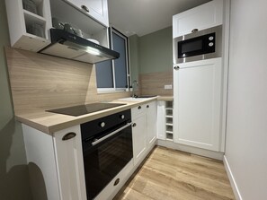 Fridge, microwave, oven, coffee/tea maker