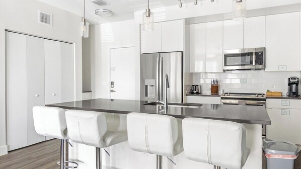 Refrigerador y comedor 