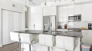 Réfrigérateur, tables à manger