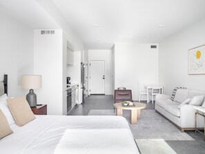 Bureau, fer et planche à repasser, Wi-Fi, draps fournis